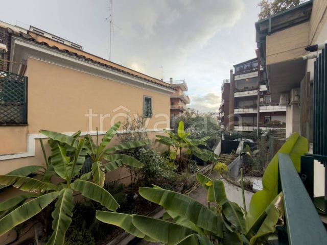 Appartamento in affitto a Roma via Bevagna, 40, arredato, buono stato, vicinanze negozi TrovaCasa