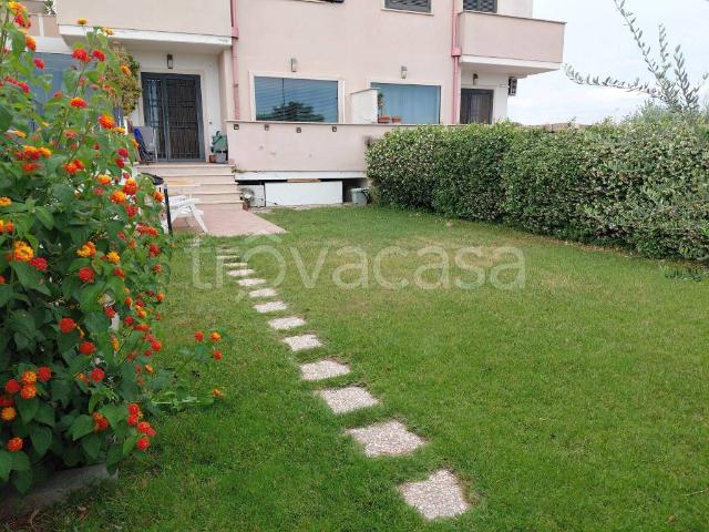 Appartamento in affitto a Roma via Bruno Cassinari, non arredato/vuoto, giardino privato, balcone TrovaCasa