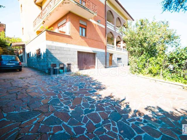 Appartamento in affitto a Roma via Caldopiano, arredato, giardino privato, cucina a vista TrovaCasa