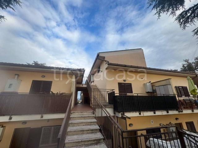 Appartamento in affitto a Roma via capodrise, arredato, doppi vetri, giardino condominiale TrovaCasa