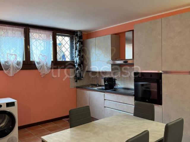 Appartamento in affitto a Roma via Cima Vallona, 32b, riscaldamento autonomo, parzialmente arredato, caminetto TrovaCasa