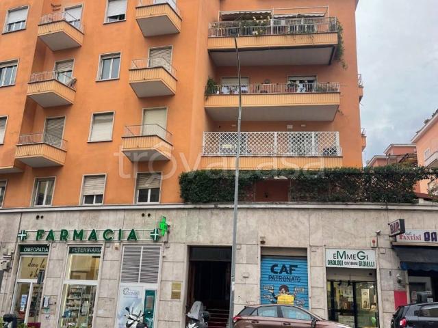 Appartamento in affitto a Roma via Duccio Galimberti, arredato, cucina a vista TrovaCasa