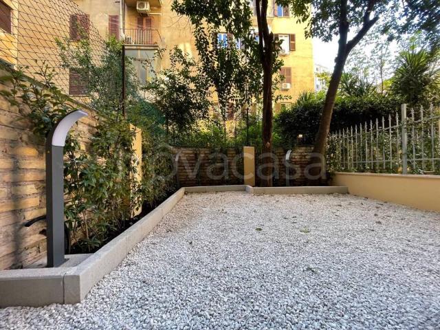 Appartamento in affitto a Roma via degli Enotri, 35, arredato, giardino privato, ristrutturato TrovaCasa