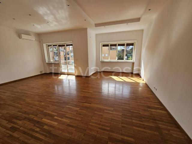 Appartamento in affitto a Roma via dei Colli della Farnesina, 132, non arredato/vuoto, box, terrazzo TrovaCasa