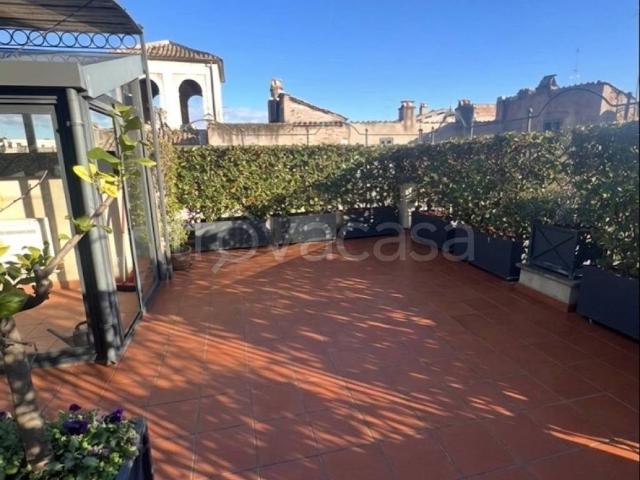 Appartamento in affitto a Roma via dei Coronari, non arredato/vuoto, terrazzo, vista panoramica TrovaCasa