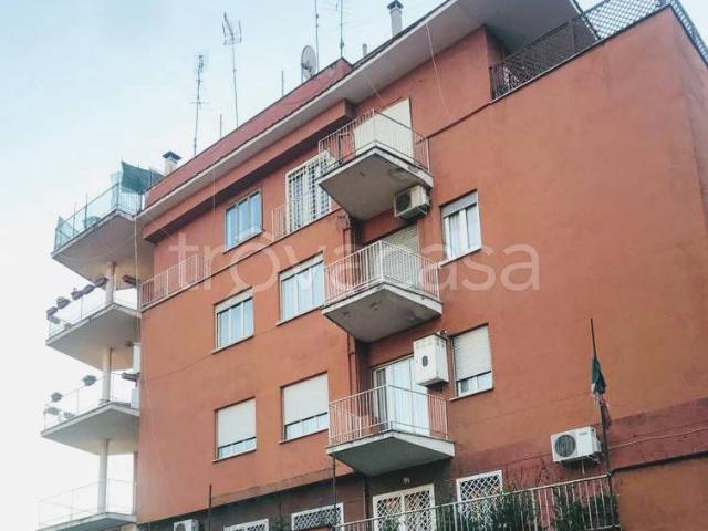 Appartamento in affitto a Roma via del Casale Giuliani, terrazzo, riscaldamento autonomo, parzialmente arredato TrovaCasa