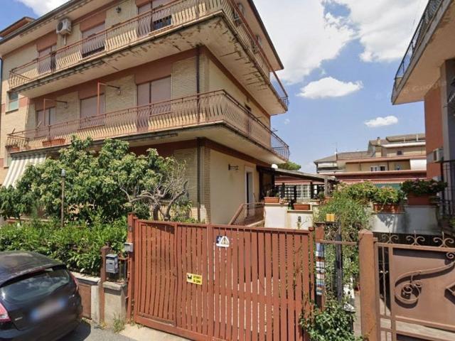 Appartamento in affitto a Roma via del Fosso dell'Acqua Mariana, 10, non arredato/vuoto, giardino privato, box TrovaCasa