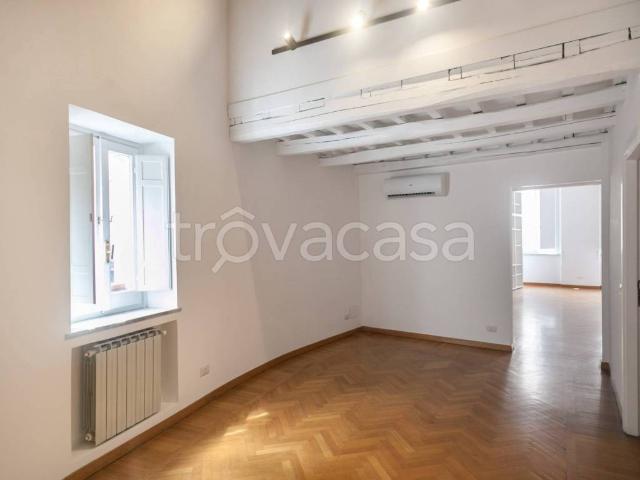Appartamento in affitto a Roma via del Portico d'Ottavia, riscaldamento autonomo, caminetto, doppia esposizione TrovaCasa