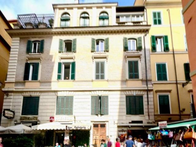 Appartamento in affitto a Roma via delle Muratte, 87, parzialmente arredato, travi a vista, ascensore TrovaCasa