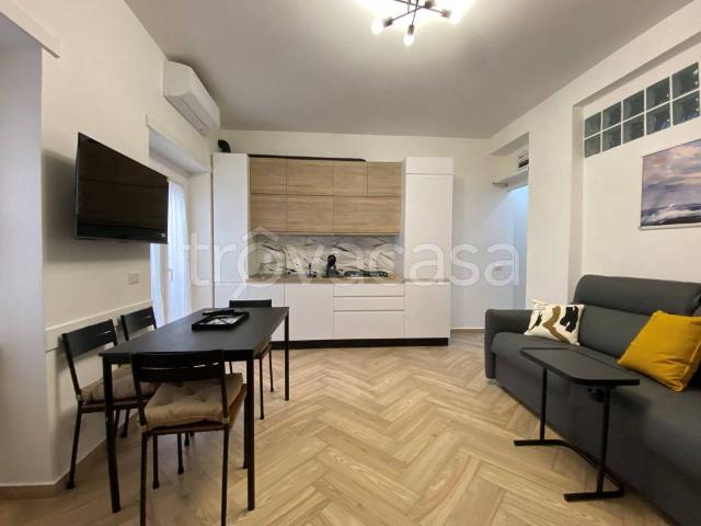 Appartamento in affitto a Roma via delle Nereidi, 36, arredato, ristrutturato, cucina a vista TrovaCasa