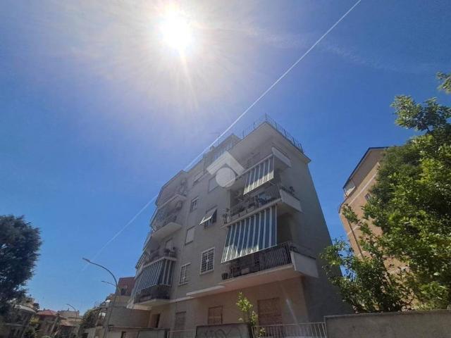 Appartamento in affitto a Roma via Delle Alpi Apuane, 9, riscaldamento autonomo, parzialmente arredato, ascensore TrovaCasa