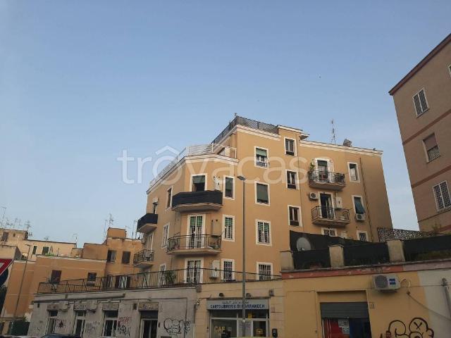 Appartamento in affitto a Roma via delle Dalie, 13, arredato, buono stato, balcone TrovaCasa