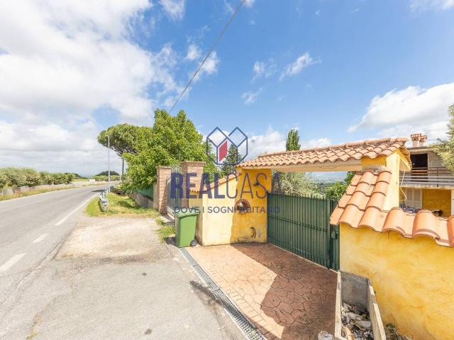 Appartamento in affitto a Roma via di Fontana Candida, 389, non arredato/vuoto, giardino privato, cucina a vista TrovaCasa
