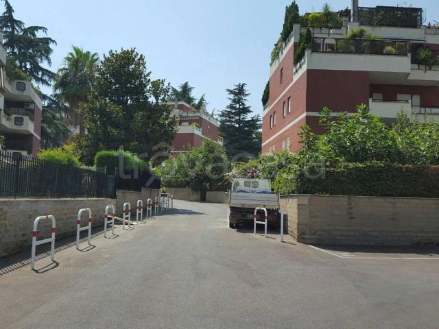 Appartamento in affitto a Roma via di Santa Maria della Speranza, 11, giardino, posto auto, box TrovaCasa