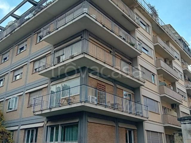 Appartamento in affitto a Roma via Eleonora Duse, 5g, arredato, ristrutturato, lavatrice TrovaCasa