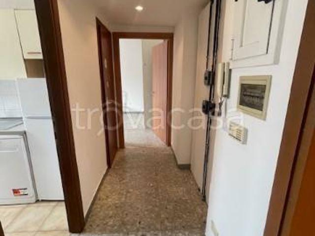 Appartamento in affitto a Roma via Emanuele Filiberto, 17, parzialmente arredato, buono stato, luminoso TrovaCasa