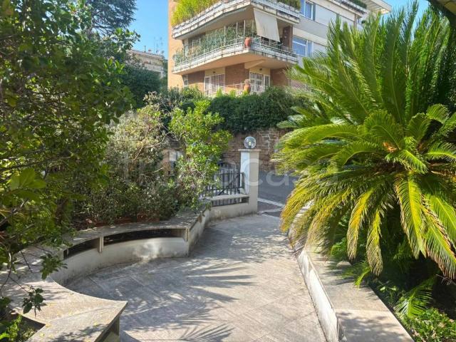 Appartamento in affitto a Roma via Ferdinando Liuzzi, parzialmente arredato, aria condizionata, parquet TrovaCasa