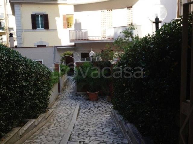 Appartamento in affitto a Roma via Ghirza, non arredato/vuoto, terrazzo, ristrutturato TrovaCasa