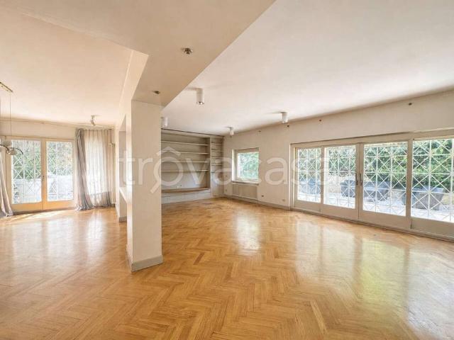 Appartamento in affitto a Roma via Giacinta Pezzana, non arredato/vuoto, giardino privato, box TrovaCasa