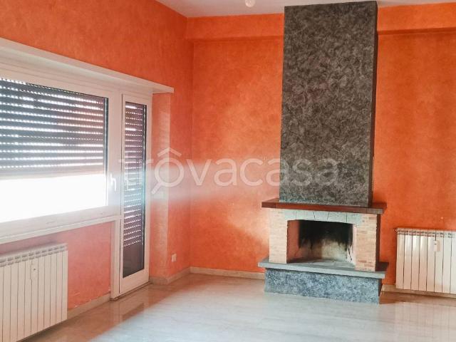 Appartamento in affitto a Roma via Giacinto De Vecchi Pieralice, non arredato/vuoto, terrazzo, caminetto TrovaCasa