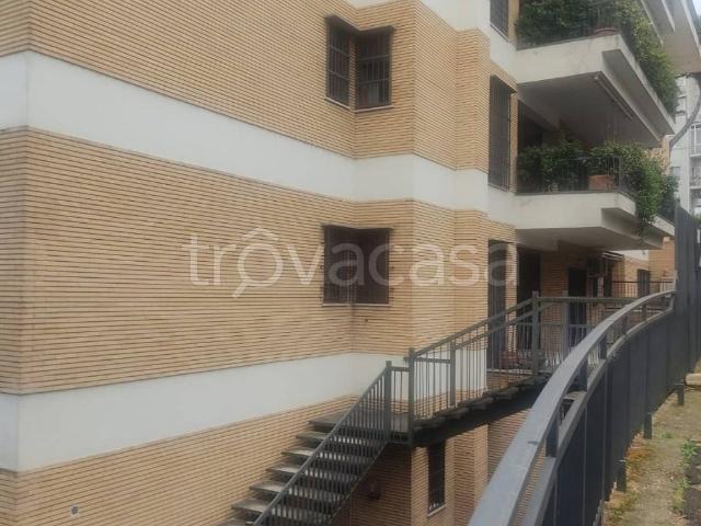 Appartamento in affitto a Roma via Giovanni Arrivabene, non arredato/vuoto, arredato, giardino privato TrovaCasa