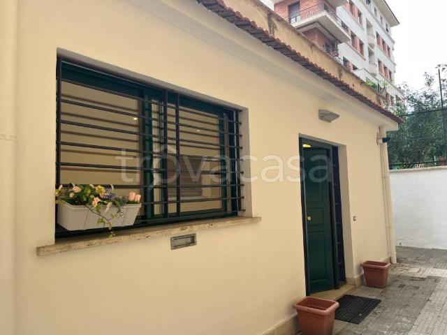 Appartamento in affitto a Roma via Giovanni da Procida, arredato, giardino privato, terrazzo TrovaCasa