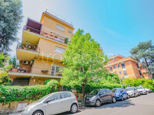 Appartamento in affitto a Roma via Girolamo Dandini, arredato, posto auto, ascensore TrovaCasa