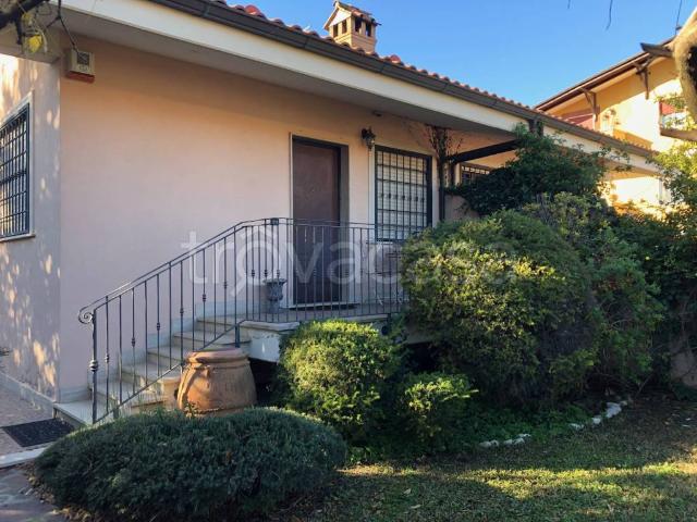 Appartamento in affitto a Roma via Giuseppe Lugli, arredato, giardino, caminetto TrovaCasa