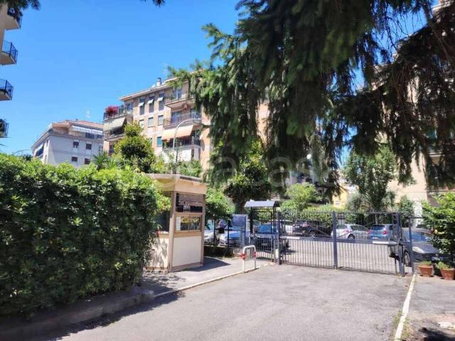 Appartamento in affitto a Roma via Luchino dal Verme, arredato, giardino, ascensore TrovaCasa