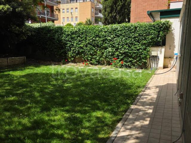 Appartamento in affitto a Roma via Lubriano, 19, giardino privato, posto auto, terrazzo TrovaCasa