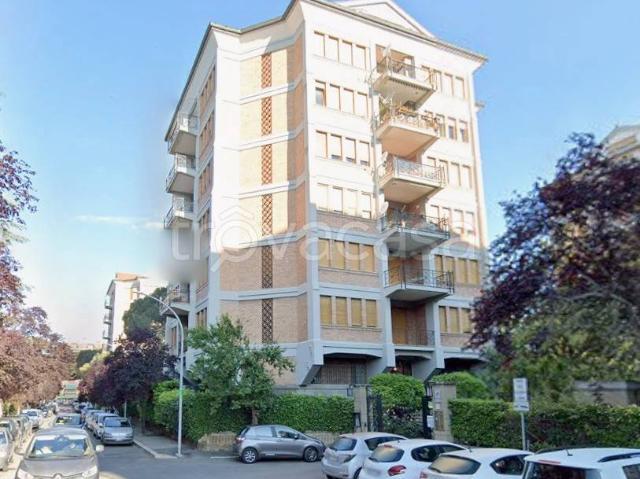 Appartamento in affitto a Roma via Luigi Lilio, giardino privato, servizio di portineria, cucina abitabile TrovaCasa