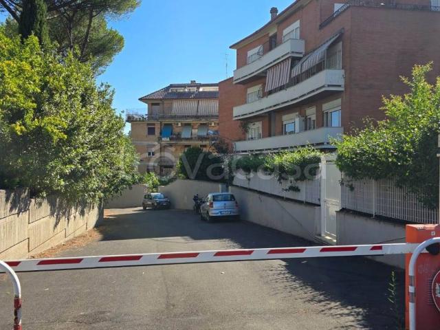Appartamento in affitto a Roma via Leopoldo Pilla, 55, non arredato/vuoto, posto auto, luminoso TrovaCasa