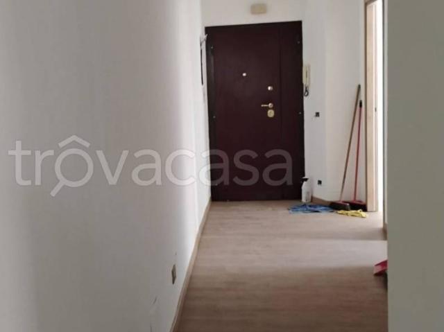 Appartamento in affitto a Roma via Lettopalena, non arredato/vuoto, giardino privato, posto auto TrovaCasa