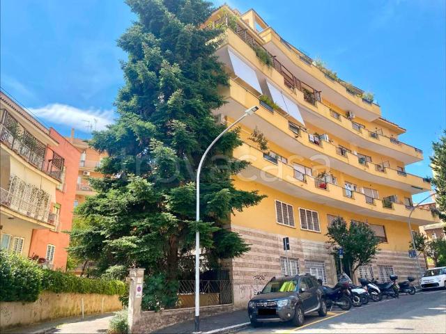 Appartamento in affitto a Roma via Livio Andronico, 36, non arredato/vuoto, luminoso, balcone TrovaCasa