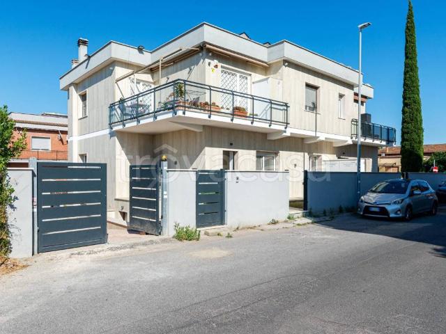 Appartamento in affitto a Roma via Padre Candido, 42, giardino privato, box, parzialmente arredato TrovaCasa