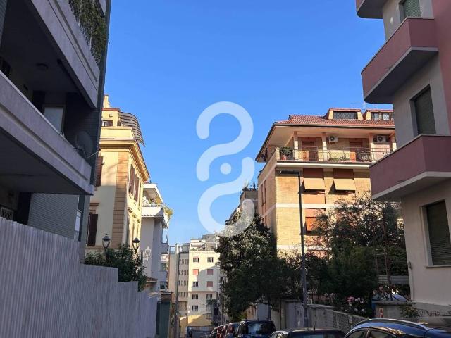 Appartamento in affitto a Roma via Pompeo Ugonio, posto auto, parzialmente arredato, ascensore TrovaCasa