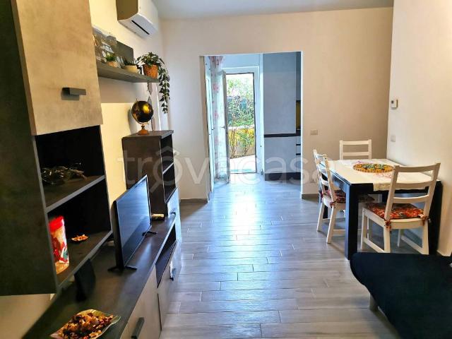 Appartamento in affitto a Roma via Radicofani, 31a, arredato, giardino privato, box TrovaCasa