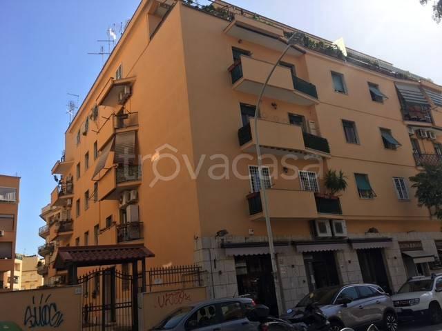 Appartamento in affitto a Roma via Raffaele Balestra, arredato, vicinanze negozi, balcone TrovaCasa