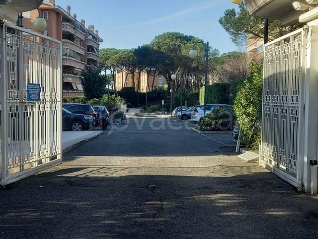 Appartamento in affitto a Roma via Raffaele Conforti, arredato, box, terrazzo abitabile/ampio TrovaCasa
