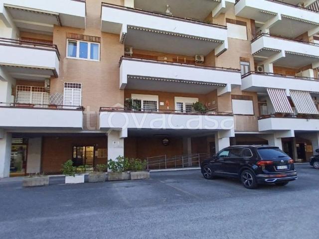 Appartamento in affitto a Roma via Roberto Lepetit, 65, non arredato/vuoto, posto auto, terrazzo TrovaCasa
