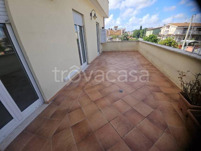 Appartamento in affitto a Roma via Sangineto, non arredato/vuoto, terrazzo, porta blindata TrovaCasa