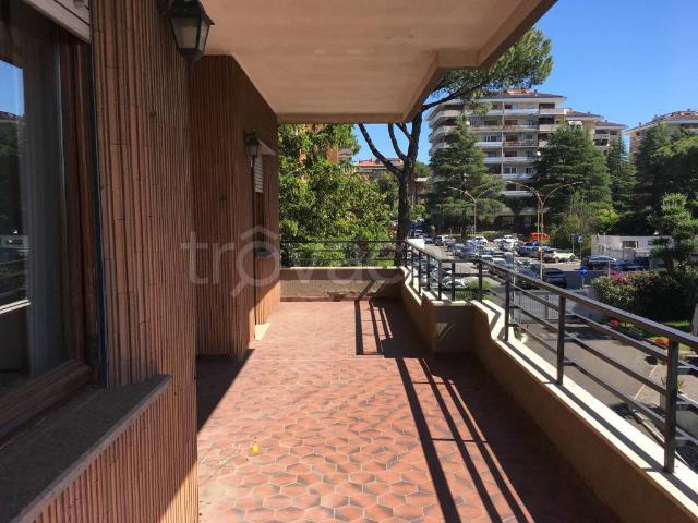 Appartamento in affitto a Roma via Simone Martini, 136, non arredato/vuoto, terrazzo, servizio di portineria TrovaCasa