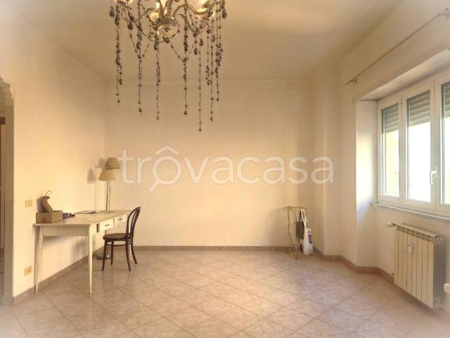 Appartamento in affitto a Roma via Vescia, parzialmente arredato, ascensore, buono stato TrovaCasa