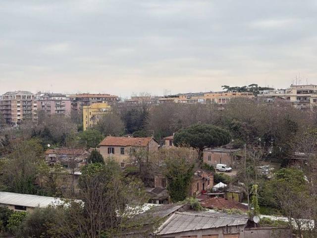 Appartamento in affitto a Roma via Vincenzo Morello, non arredato/vuoto, luminoso, balcone TrovaCasa