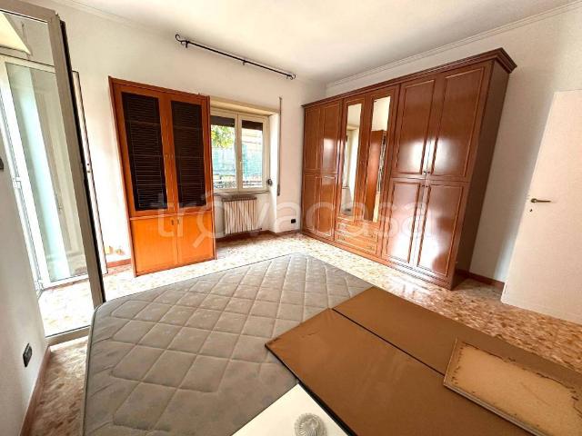 Appartamento in affitto a Roma via Vincenzo Comparini, non arredato/vuoto, terrazzo, spese incluse TrovaCasa