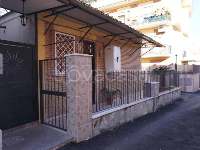 Appartamento in affitto a Roma via Vincenzo Sartori, 35, giardino privato, terrazzo, riscaldamento autonomo TrovaCasa