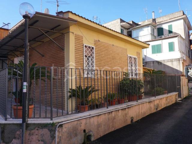 Appartamento in affitto a Roma via Vincenzo Sartori, 35, giardino privato, terrazzo, riscaldamento autonomo TrovaCasa