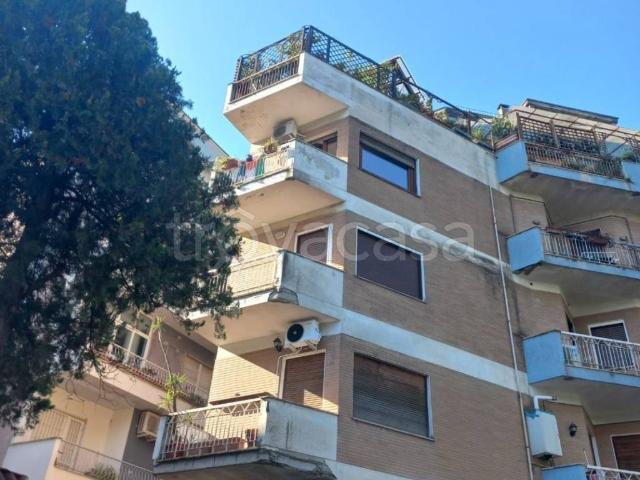 Appartamento in affitto a Roma viale Platone, 23, arredato, posto auto, riscaldamento autonomo TrovaCasa