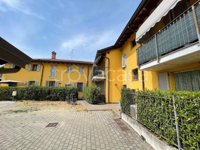 Appartamento in affitto a Rosate via Camillo Benso di Cavour, non arredato/vuoto, box, parquet TrovaCasa
