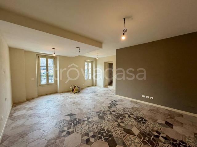 Appartamento in affitto a Rovato piazza Giuseppe Garibaldi, non arredato/vuoto, terrazzo, luminoso TrovaCasa